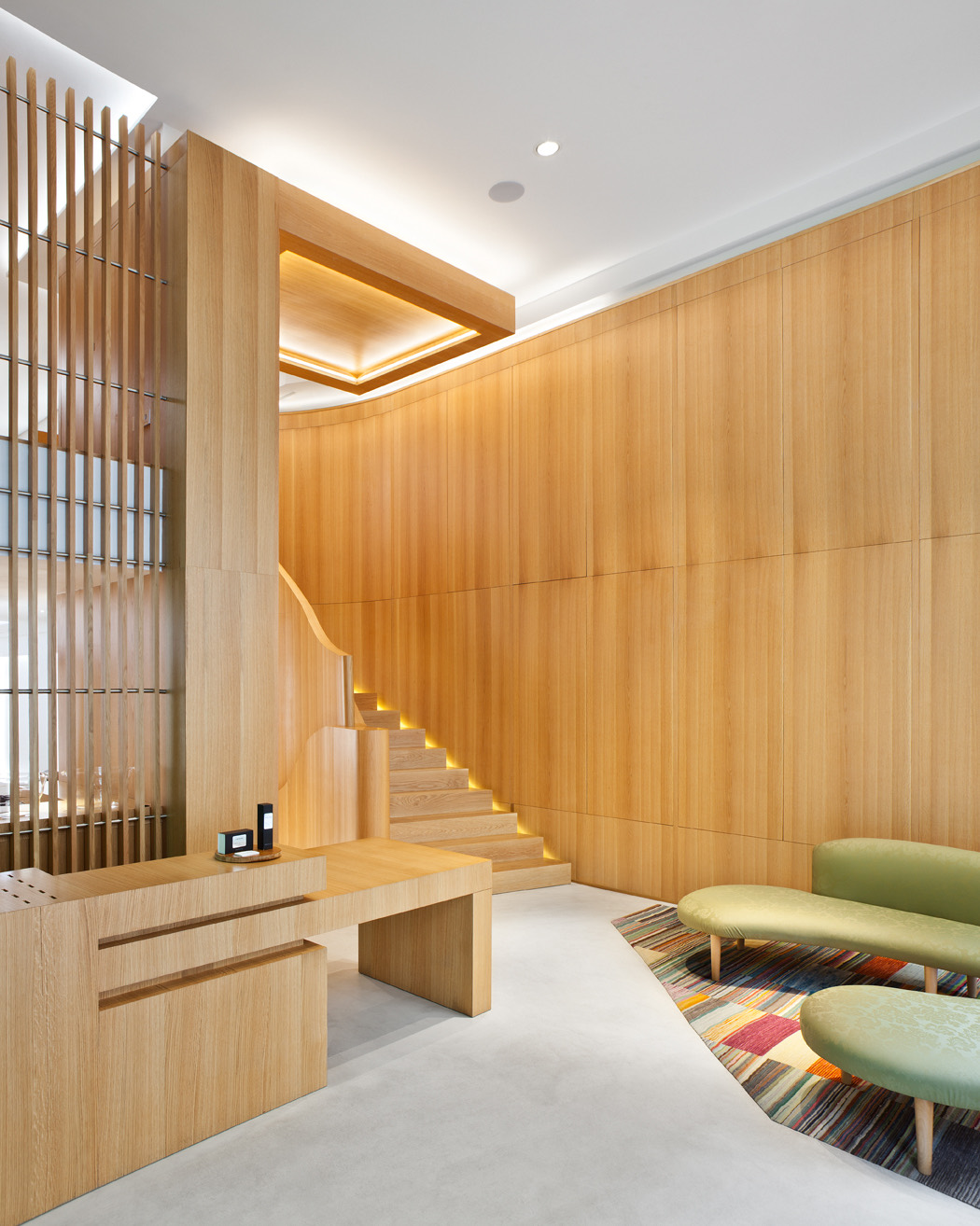 Recepción del salón Muro, con escalera de madera